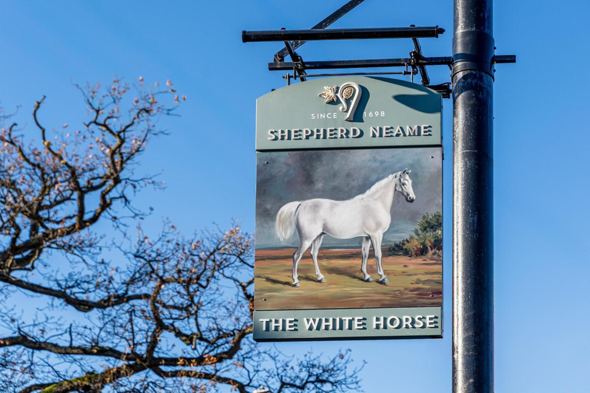 The White Horse Hotel ฟาเวอร์แชม ภายนอก รูปภาพ