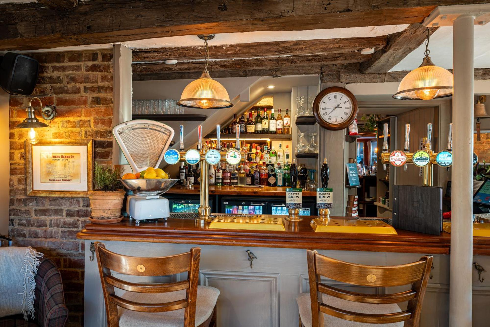 The White Horse Hotel ฟาเวอร์แชม ภายนอก รูปภาพ