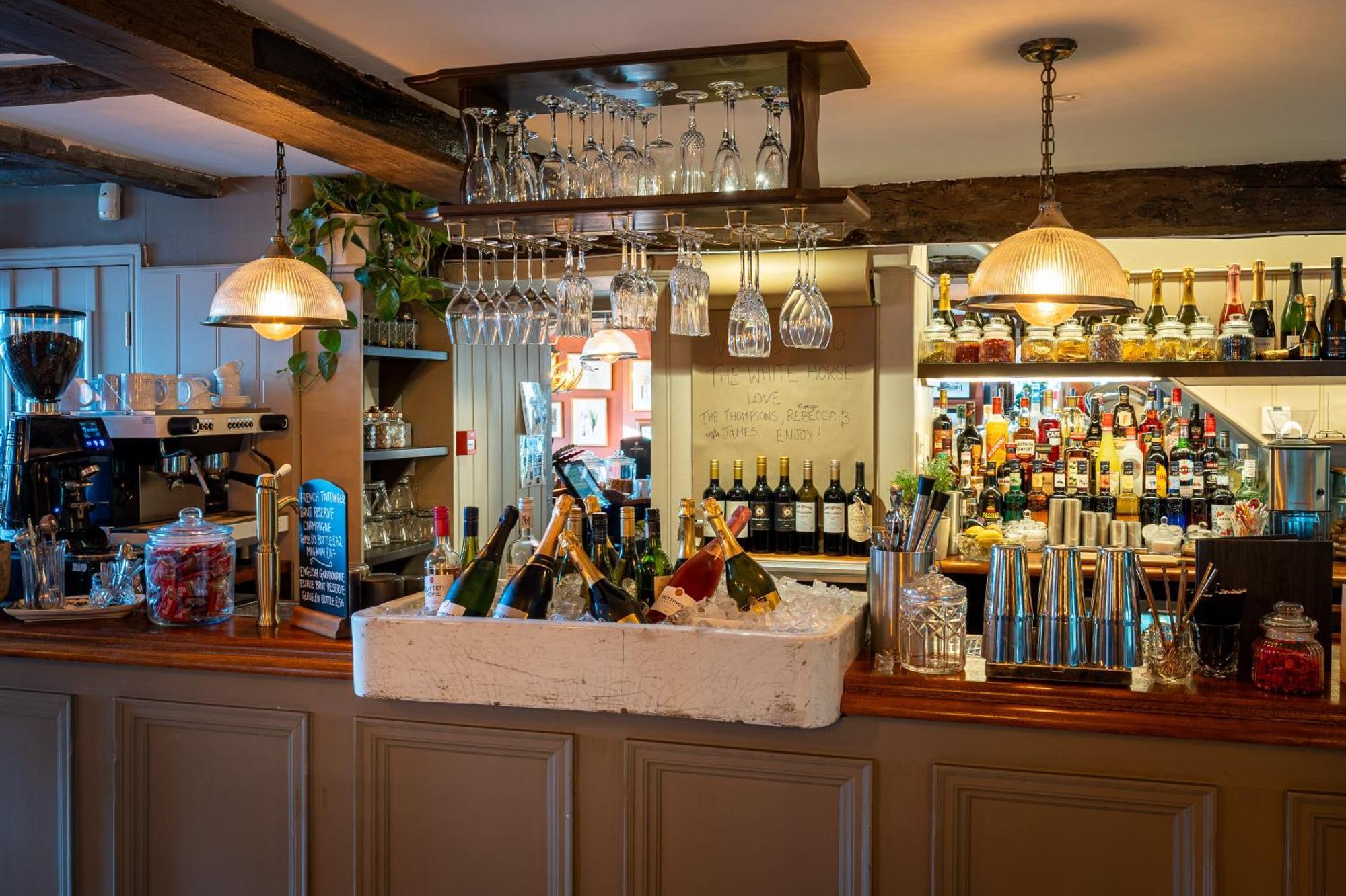 The White Horse Hotel ฟาเวอร์แชม ภายนอก รูปภาพ