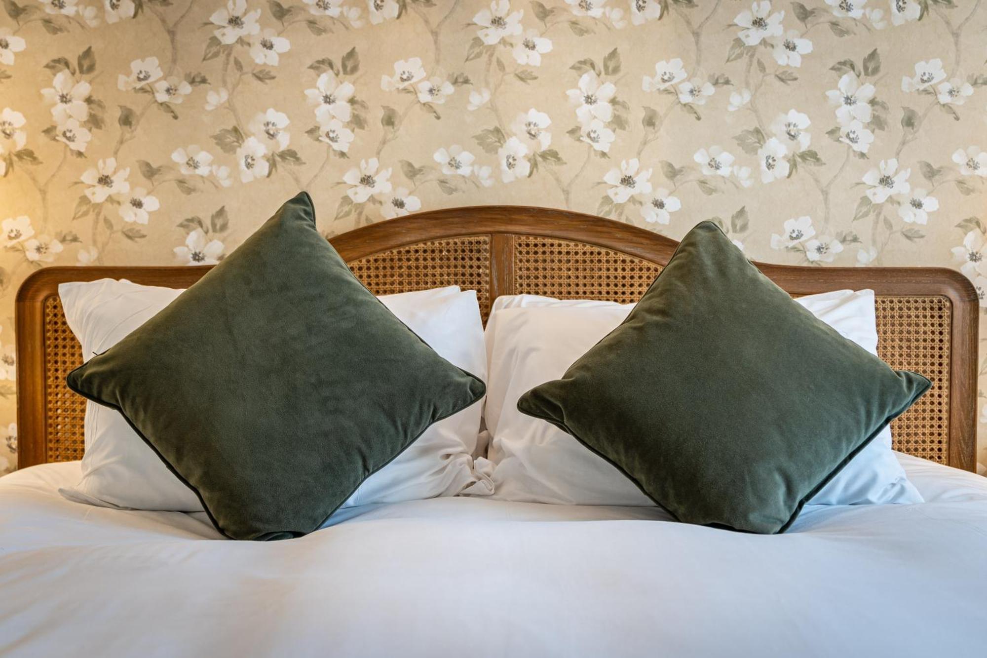The White Horse Hotel ฟาเวอร์แชม ภายนอก รูปภาพ